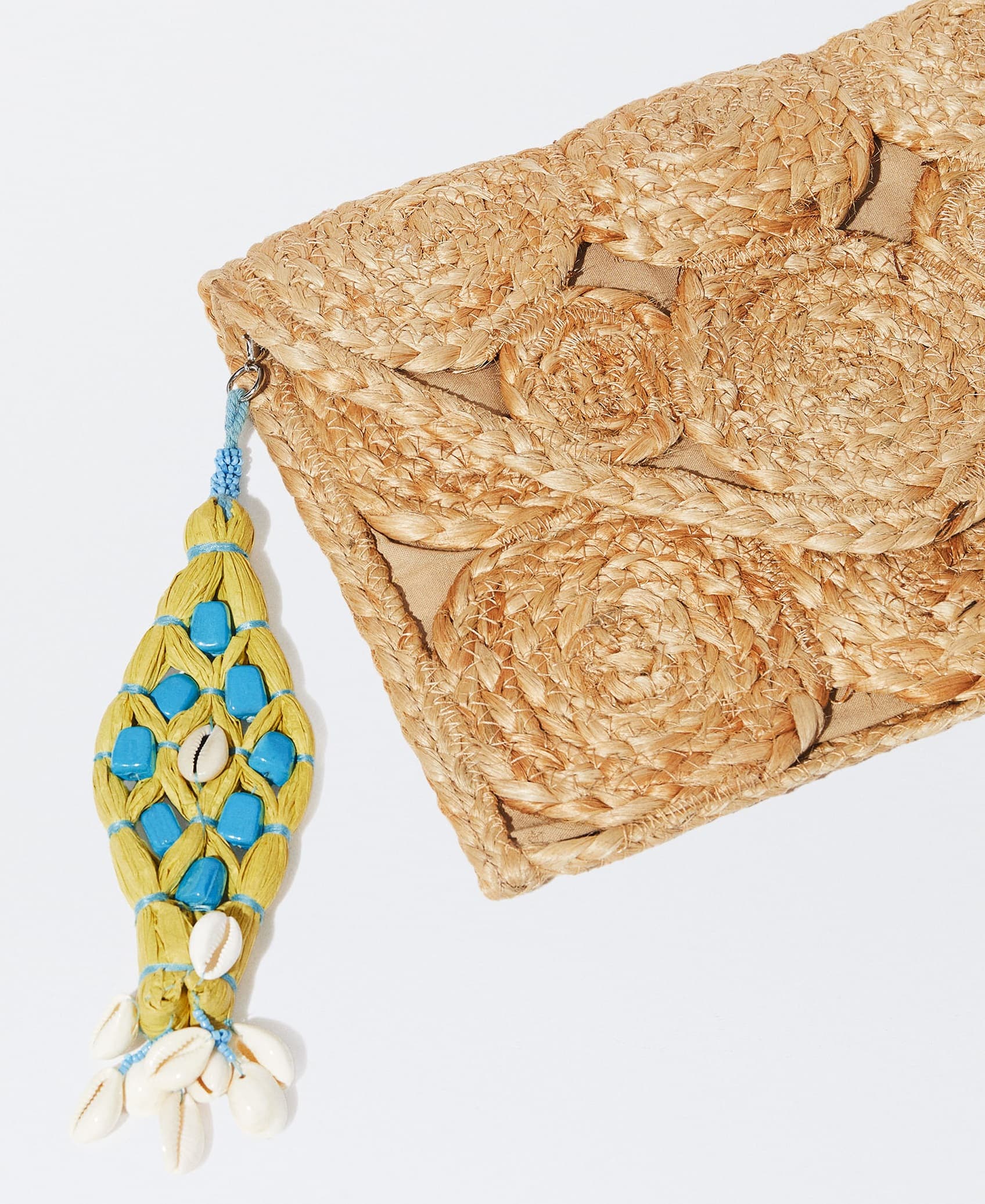 CIRCLE DESIGN JUTE ENVELOPE CLUTCH WITH RAFFIA PENDENT