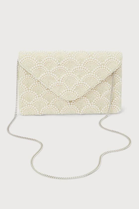 WHITE-PEARL-BEADED-CLUTCH