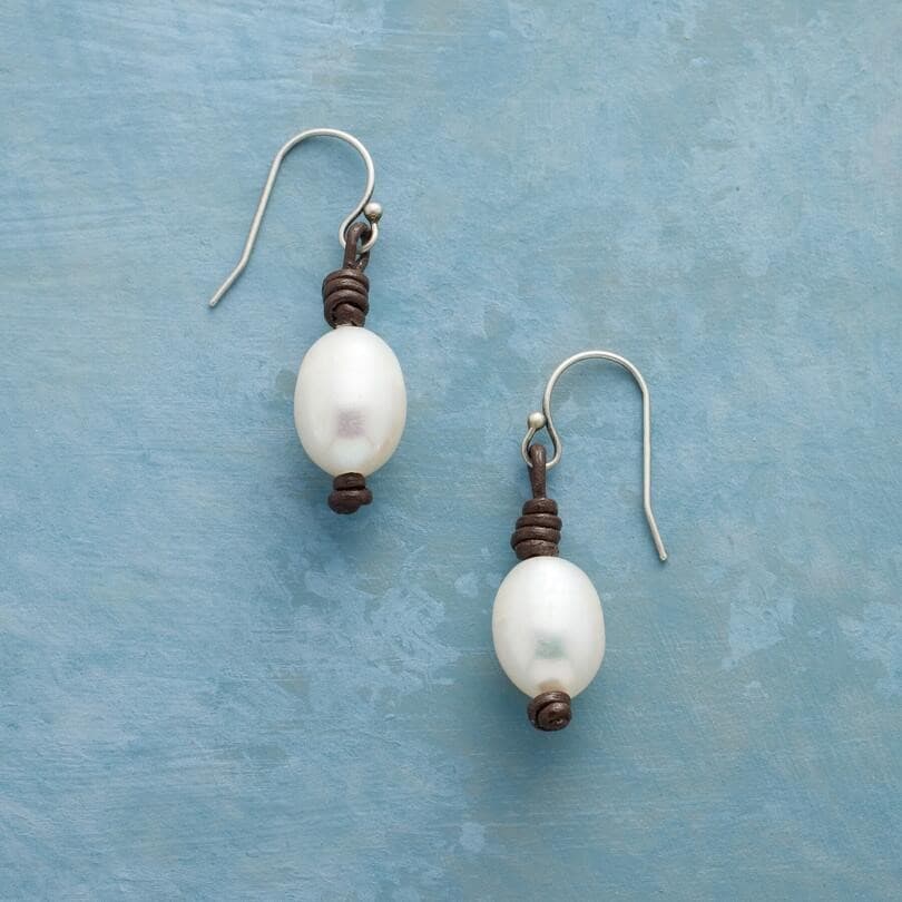 PEARL DANGEL EARRING