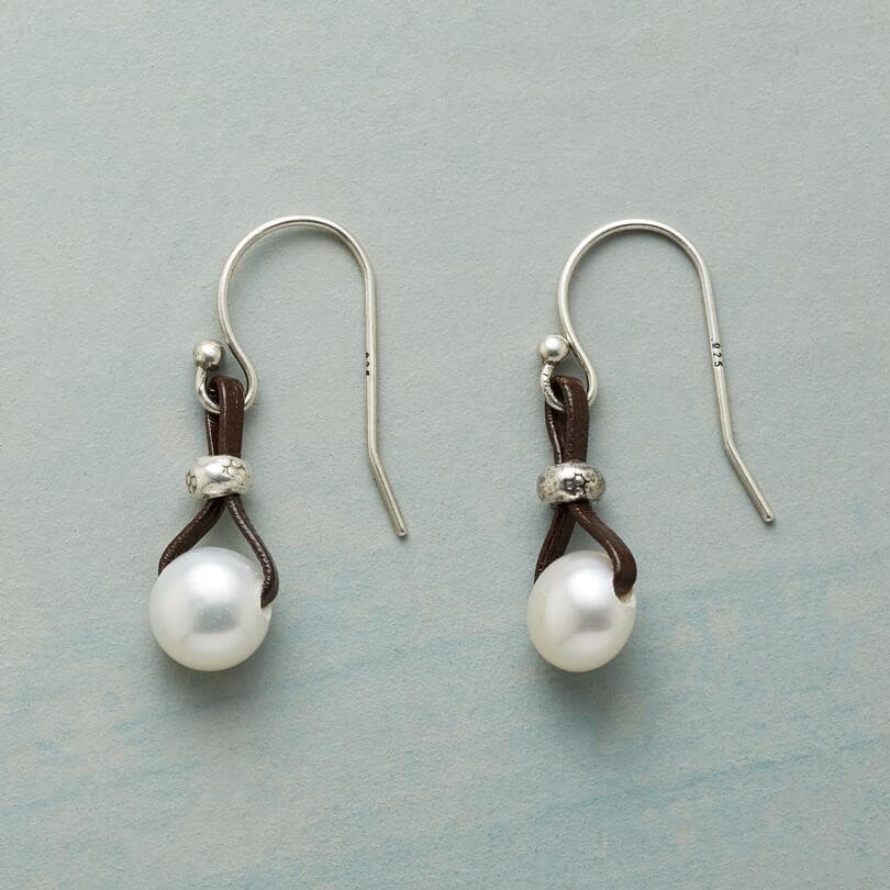 PEARL AND METAL DANGEL EARRING