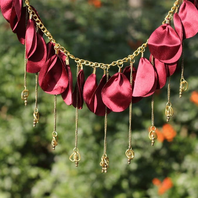 LEAF WITH METAL CHAIN DESIGN NECKLACE
