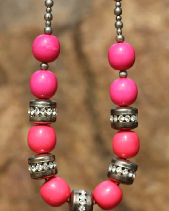 FUCHSIA COLOR BEADED DESIGN NECKLACE