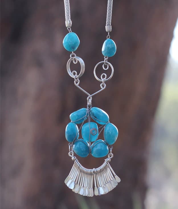 ACRYLIC WITH METAL DESIGN NECKLACE
