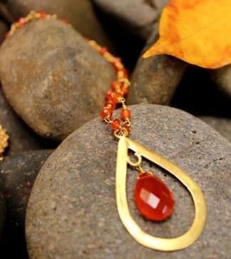 RED ACRYLIC WITH GOLD COLOR PENDANT DESIGN NECKLACE
