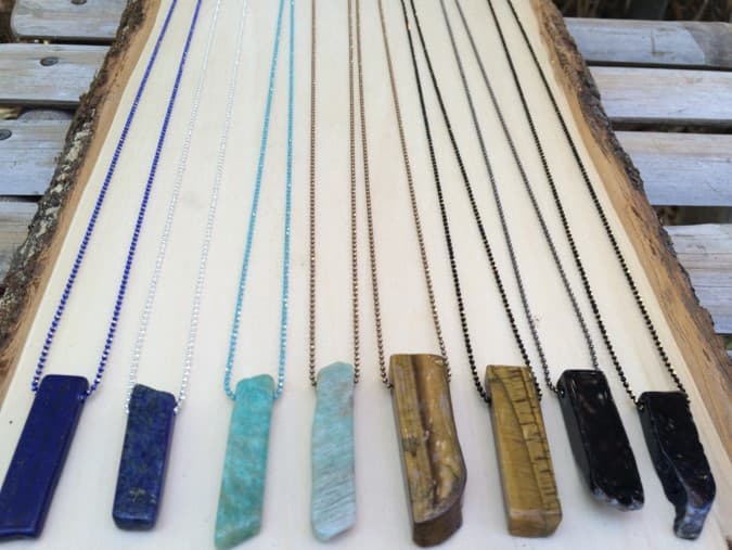 RESIN AND WOOD PENDENT NECKLACE
