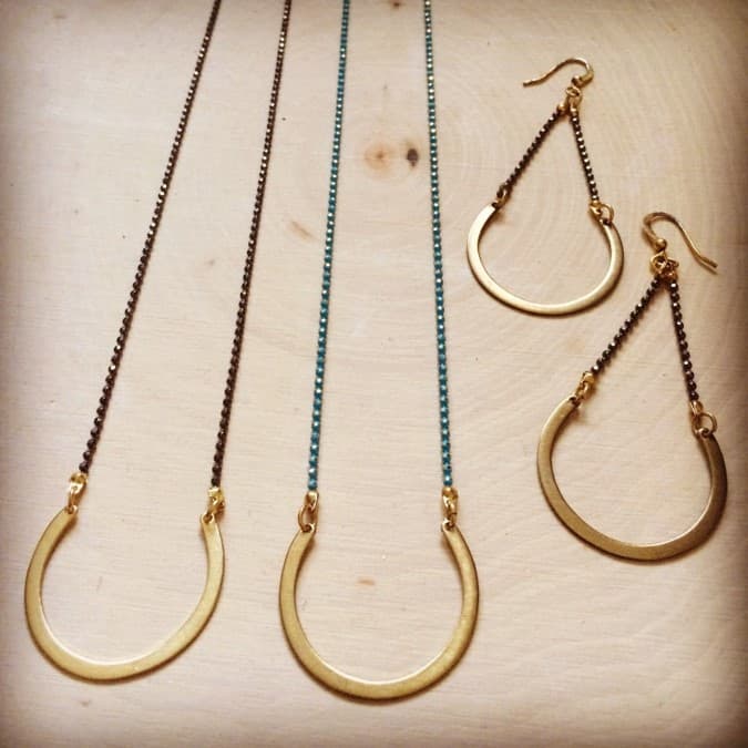 U SHAPE PENDENT NECKLACE WITH EARRING