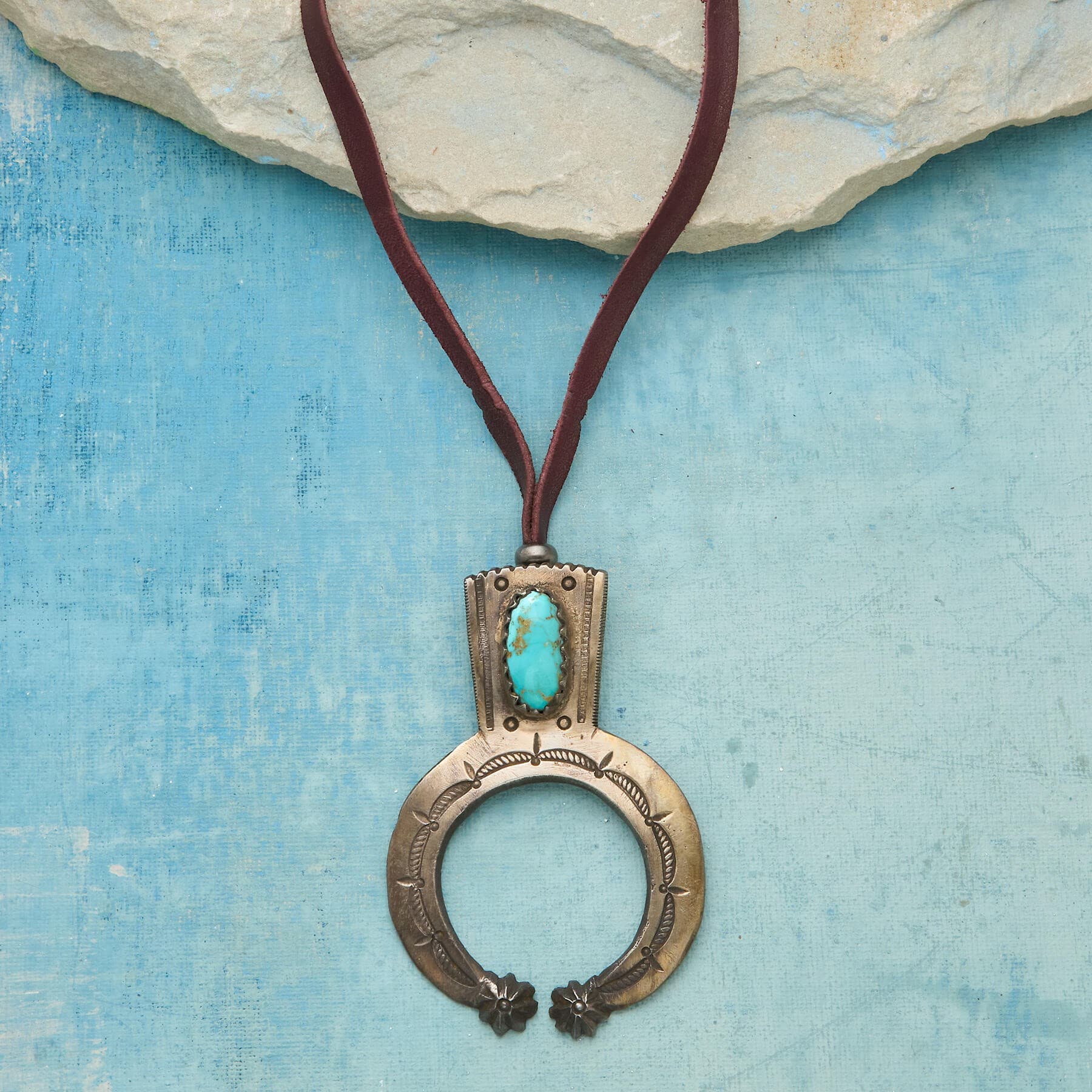 TURQ SILVER PENDENT SUEDE NECKLACE