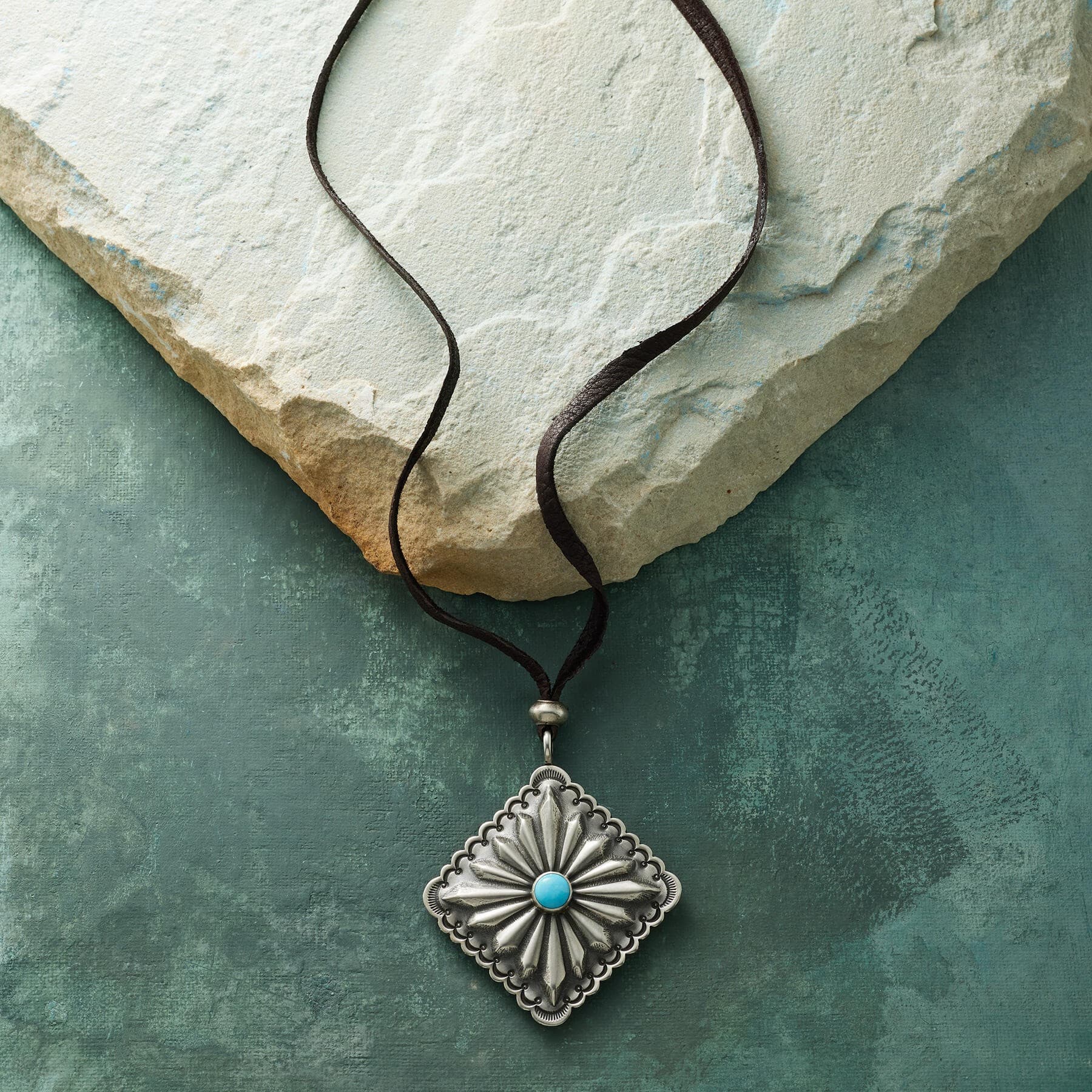 DIAMOND SHAPE SILVER PENDENT SUEDE NECKLACE