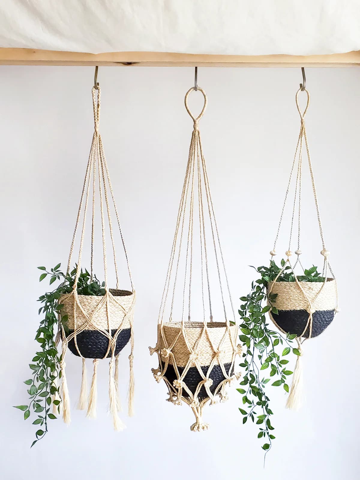 BLACK AND NATURAL JUTE PLANT HANGER WITH FLORAL PATTERN
