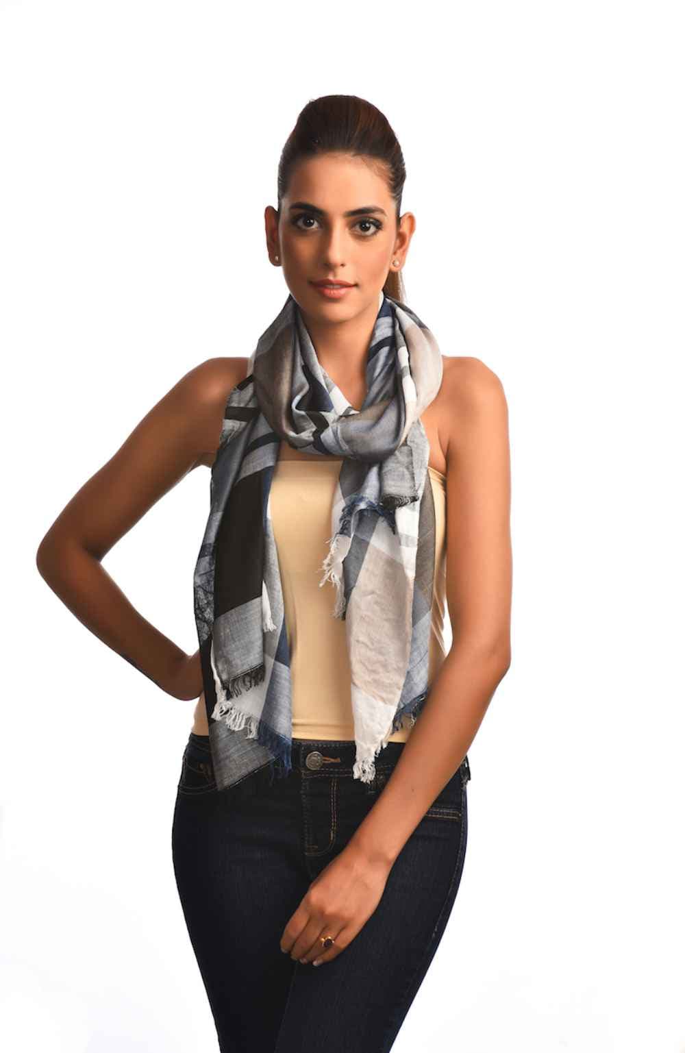 HAND WOVEN CHECK SCARF