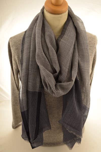 KANJI NAVY COLOURED CASHMERE SCARF