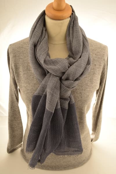 KANJI NAVY COLOURED CASHMERE SCARF