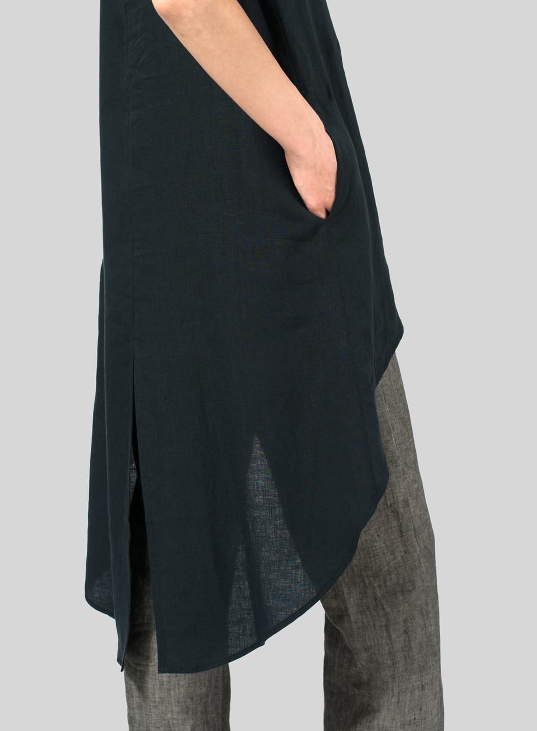 BLACK LINEN ASYMMETRICAL HEM TAIL TOP
