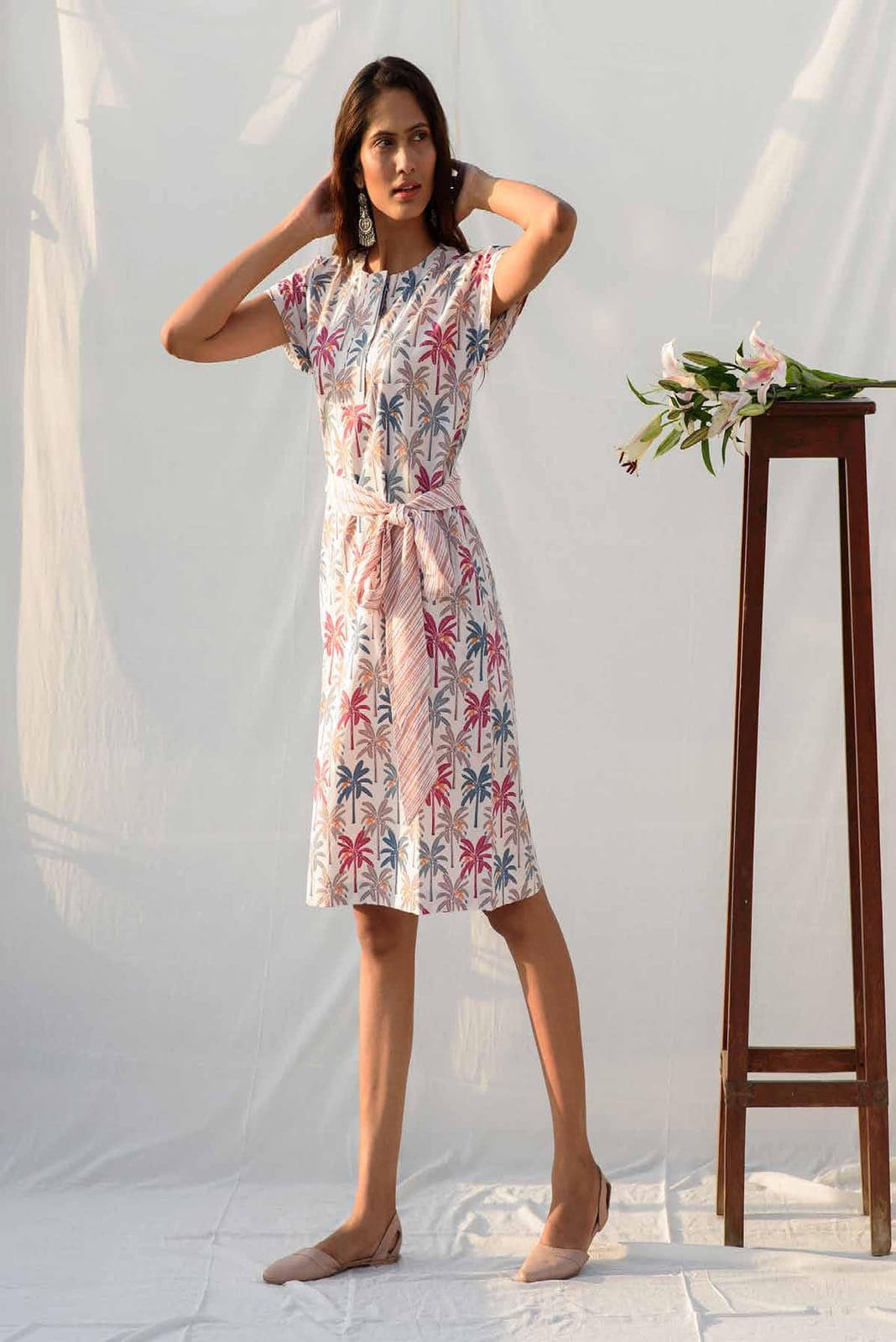 SHORT SLEEVES PRINTED WITH TIE KNOT BELT.