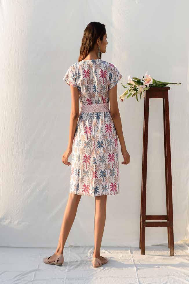 SHORT SLEEVES PRINTED WITH TIE KNOT BELT.
