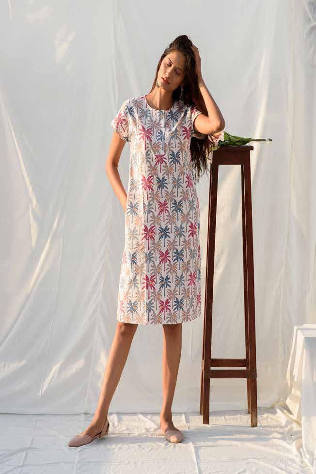 SHORT SLEEVES PRINTED WITH TIE KNOT BELT.