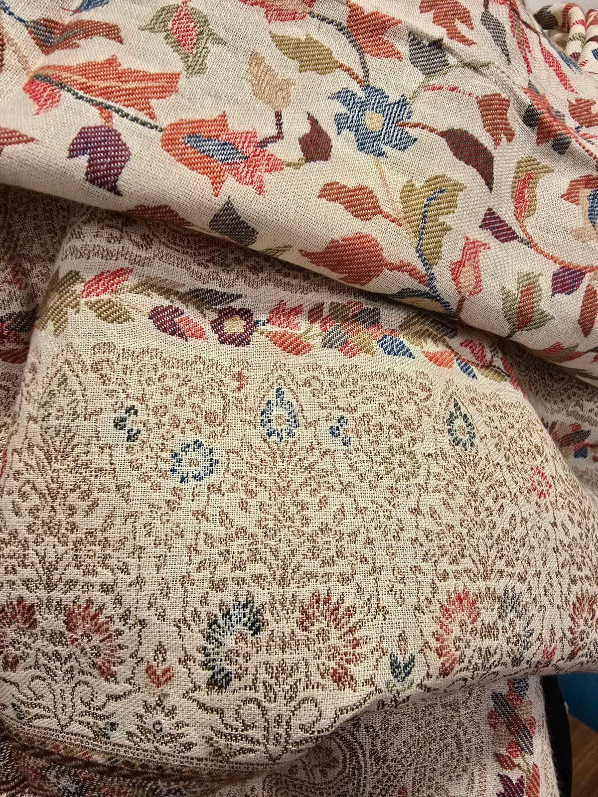 Elegant wool shawl woven with a "Golden" thread in the tables